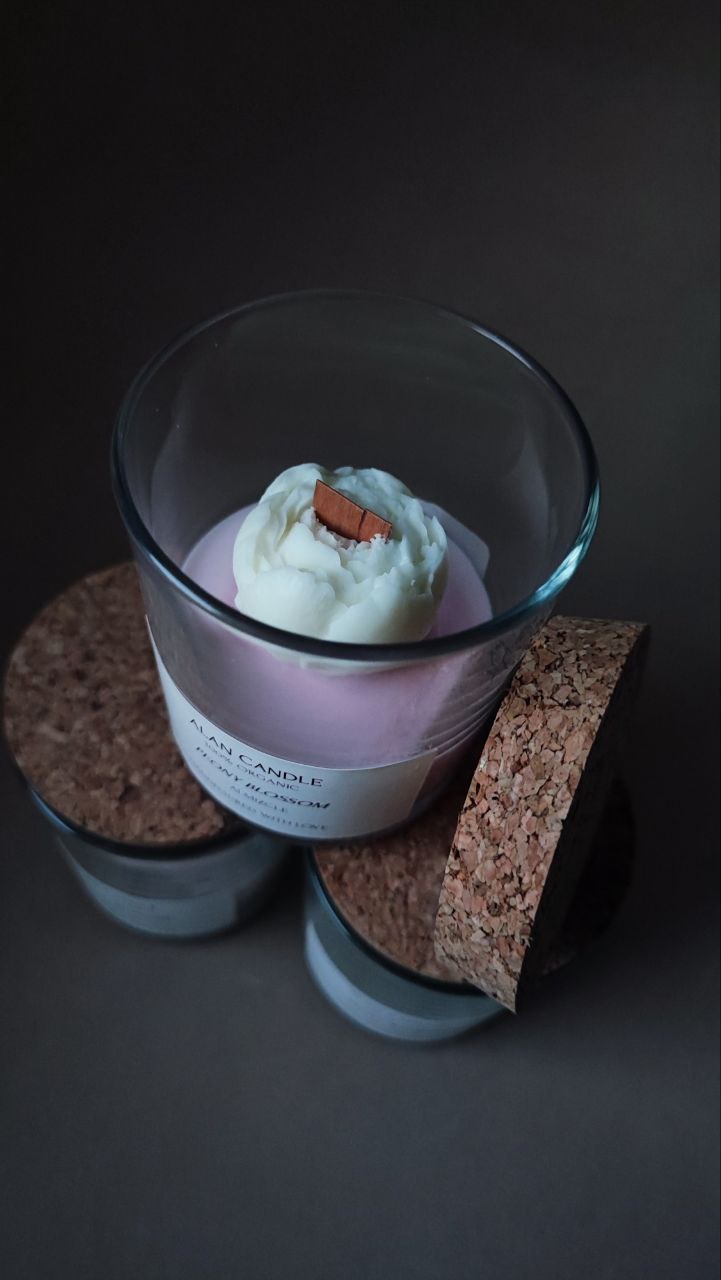 Vela em flor de peônia