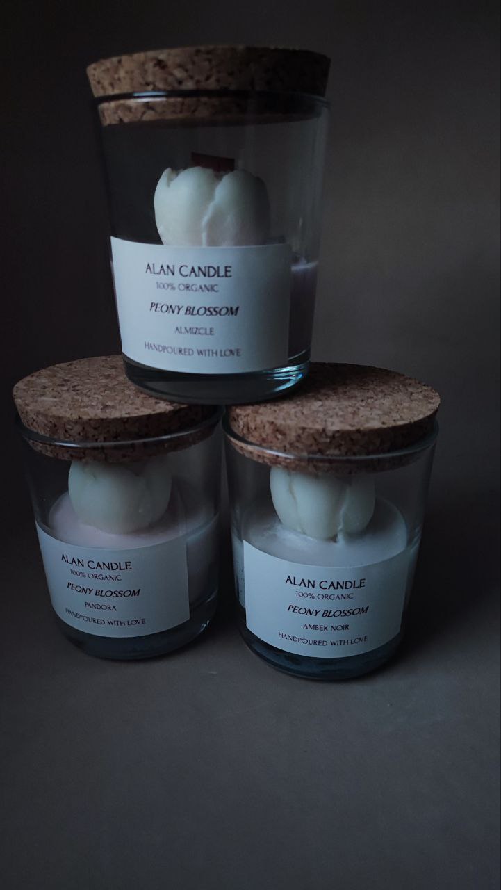 Vela em flor de peônia