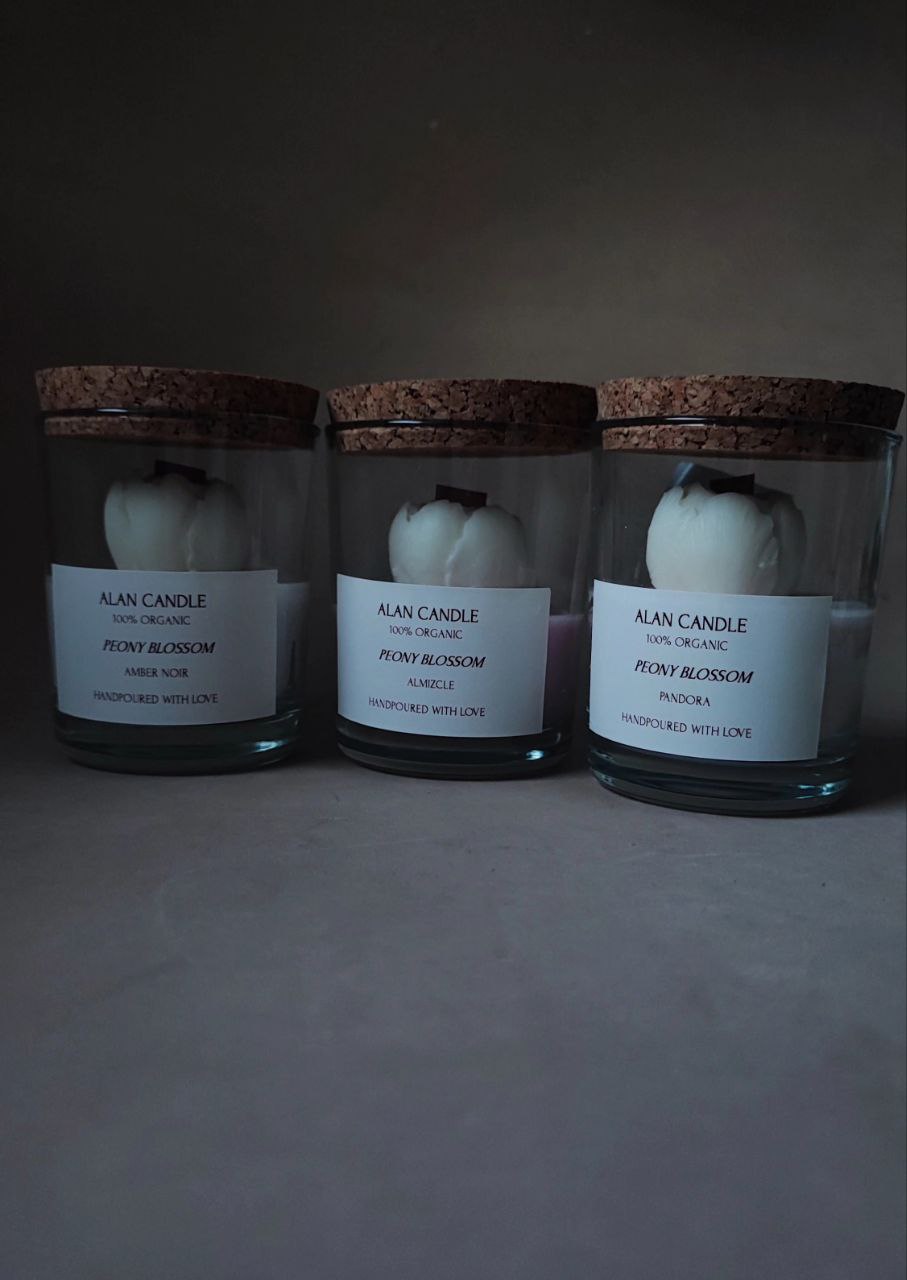 Vela em flor de peônia